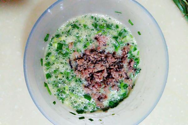鸡蛋肉末煎韭菜的做法图解2