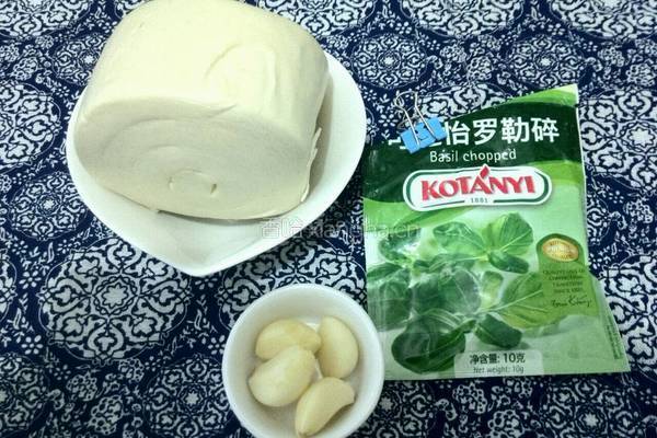 蒜蓉黄油烤馒头的做法图解1