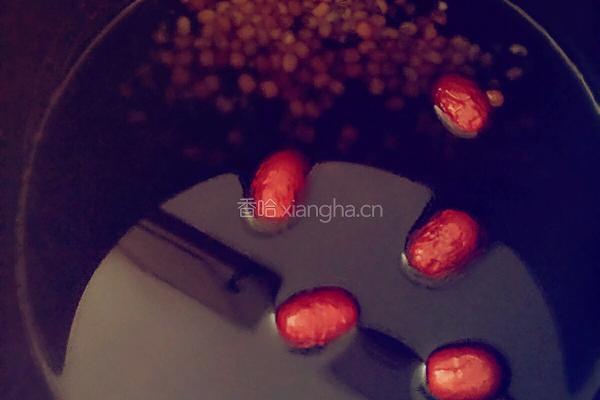 红豆黑米粥的做法图解2