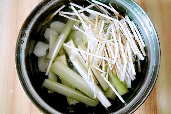 茅根马蹄清汤的做法图解3