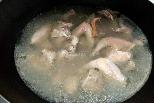 天麻乳鸽汤的做法图解4