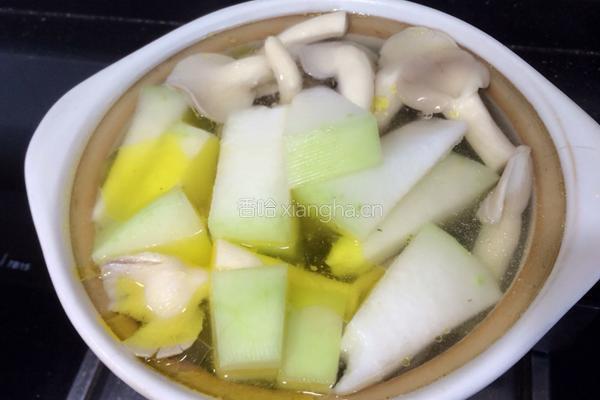 冬瓜菌菇老母鸡汤的做法图解6