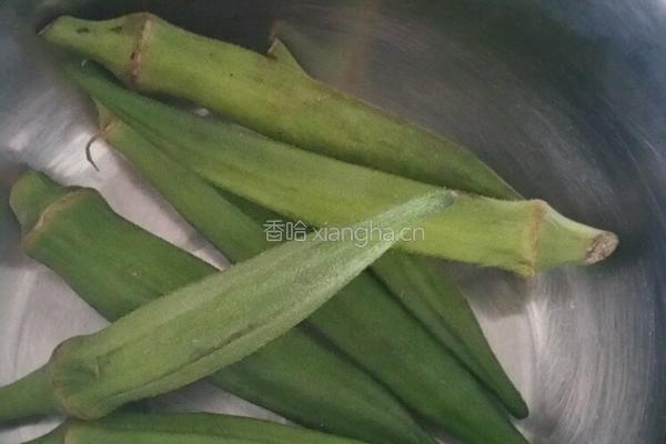 秋葵辣椒炒蛋的做法图解1