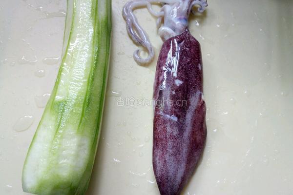 丝瓜烧鱿鱼的做法图解1