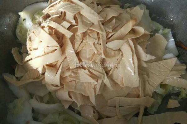 白菜炒腐皮的做法图解5