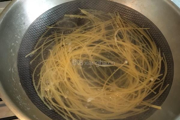 罗勒汁鲜虾芝士意面的做法图解8