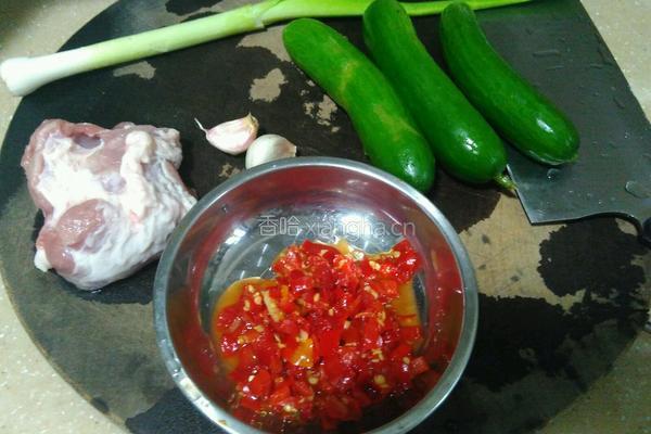 黄瓜炒肉的做法图解1