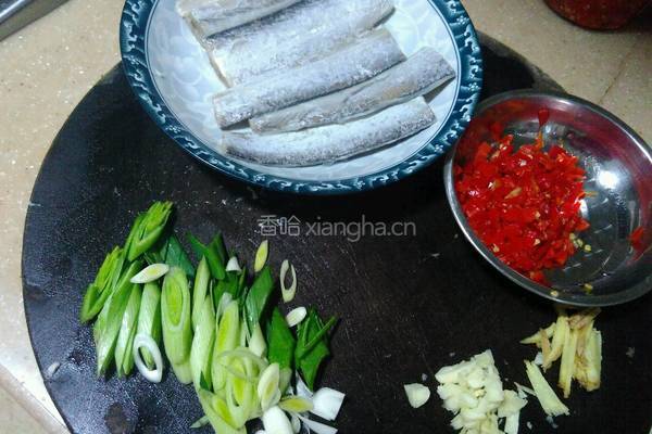 红椒煎带鱼的做法图解1