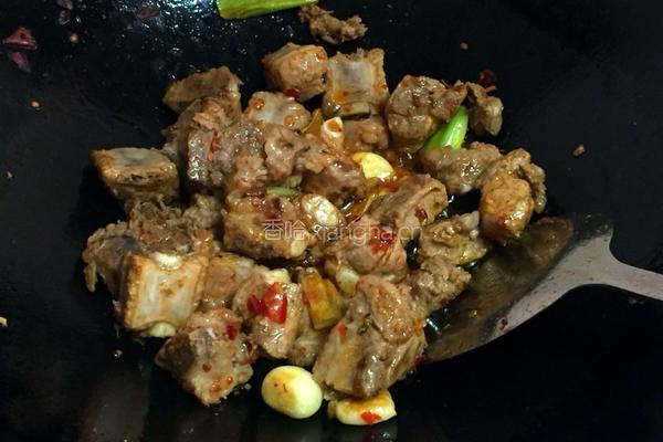 土豆鹌鹑蛋烧排骨的做法图解6