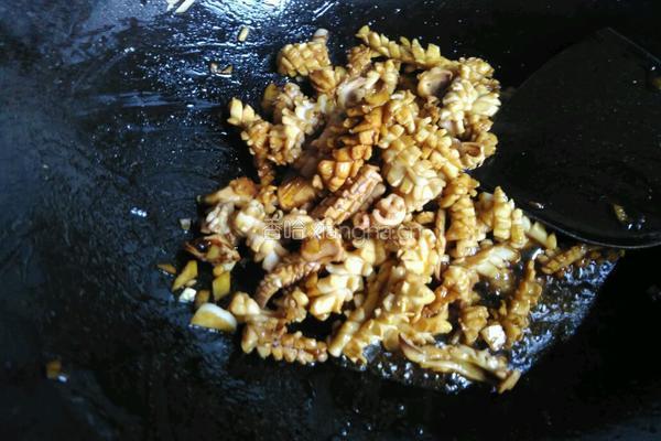 洋葱炒鱿鱼卷的做法图解6
