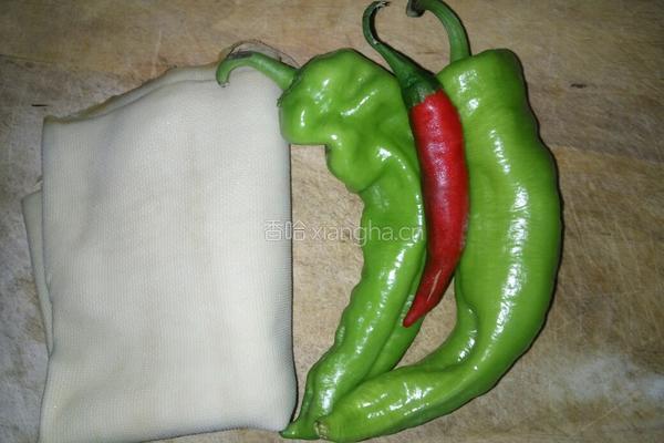 青椒炒豆腐皮的做法图解1