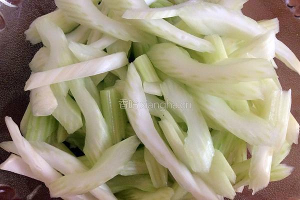 西芹炒百合腰果虾仁的做法图解1