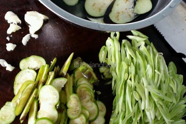 杂炒苦子金豆茄子的做法图解2