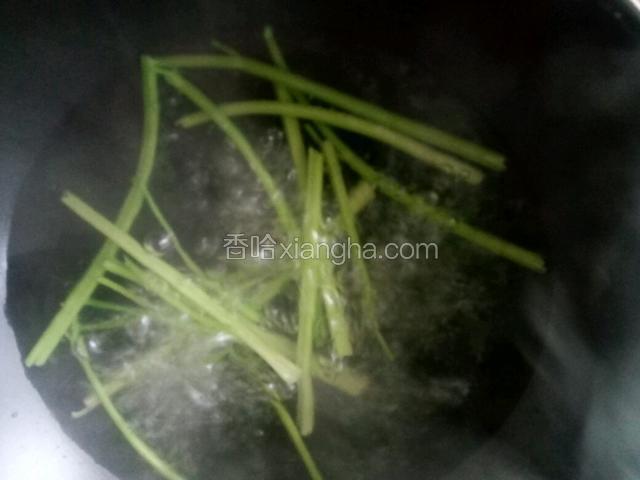 芹菜用水焯一下