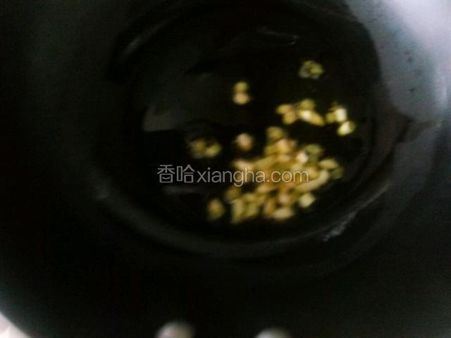 锅内加油预热下入葱姜沫爆香
