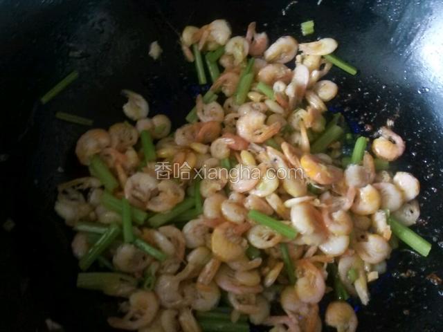 倒入虾继续翻炒