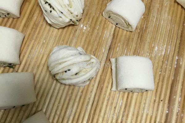 黑芝麻葱花花卷的做法图解3