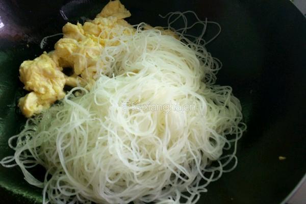 胡萝卜鸡蛋炒米粉的做法图解6