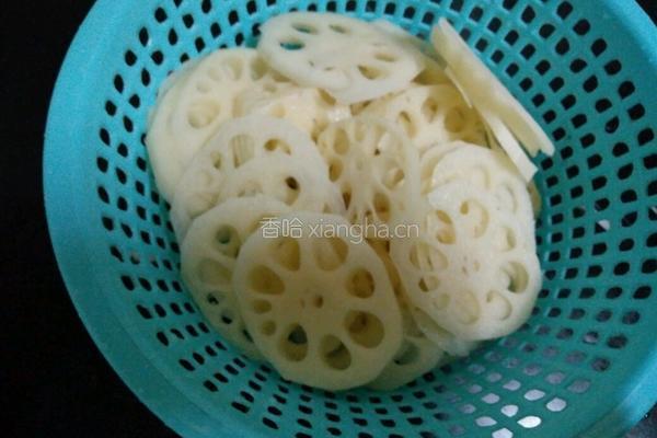 彩椒炒藕片的做法图解1