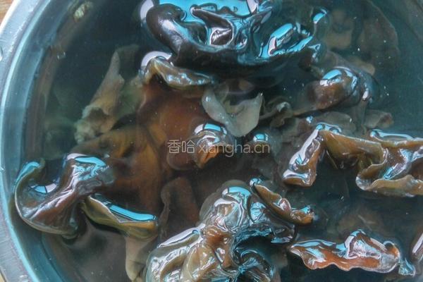 毛豆炒蟹味菇的做法图解1