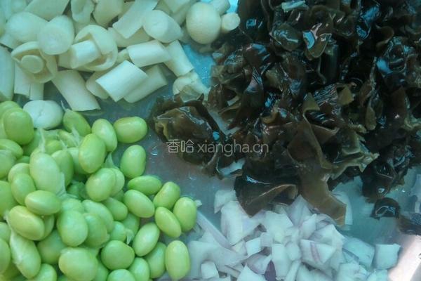 毛豆炒蟹味菇的做法图解2
