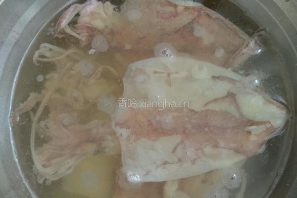 红椒芹菜鱿鱼卷的做法图解1
