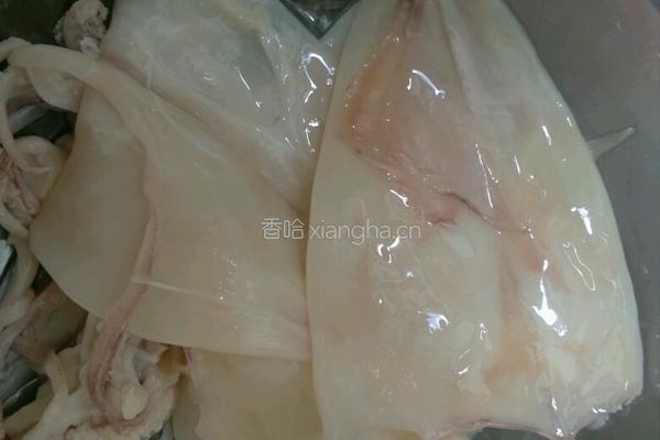 红椒芹菜鱿鱼卷的做法图解2