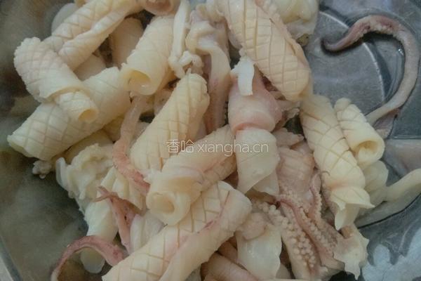 红椒芹菜鱿鱼卷的做法图解5