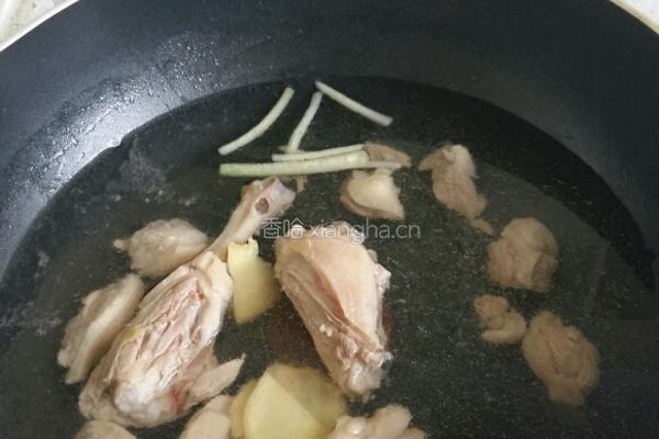 黄芪枸杞鸭腿煲的做法图解1