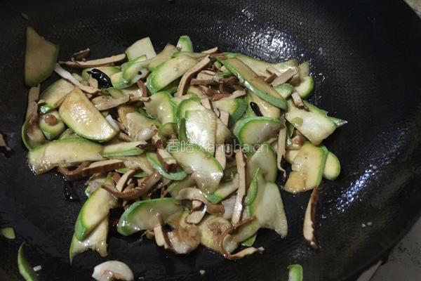 牛肉香干炒西葫芦的做法图解5