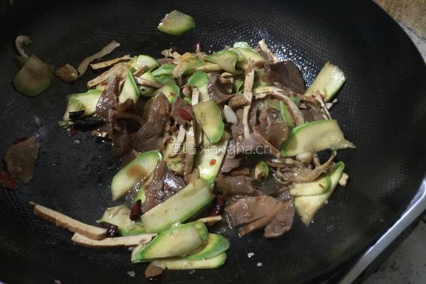 牛肉香干炒西葫芦的做法图解7