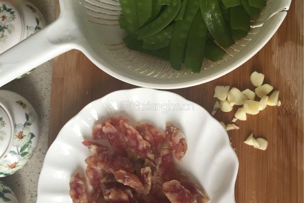 荷兰豆炒腊肠的做法图解1