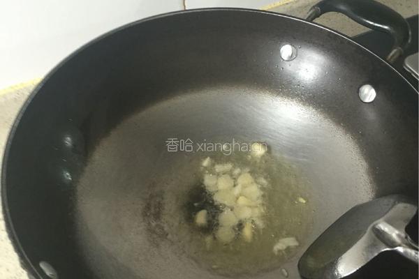 荷兰豆炒腊肠的做法图解2