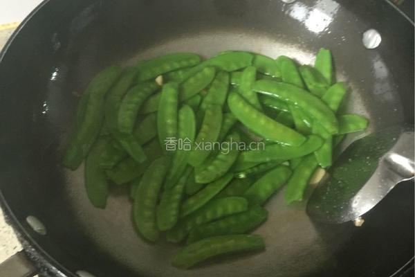 荷兰豆炒腊肠的做法图解3