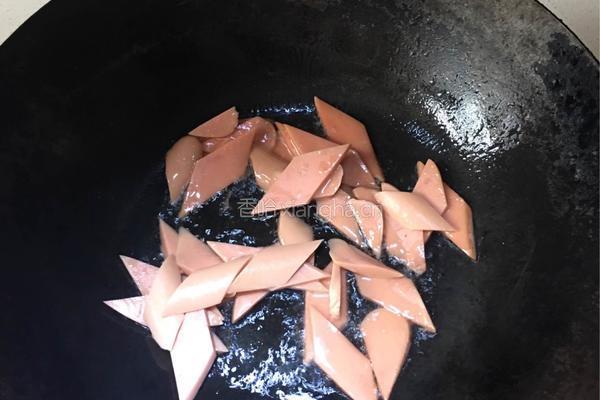 火腿炒西芹的做法图解2