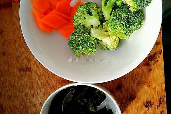 虾仁炒西蓝花的做法图解1