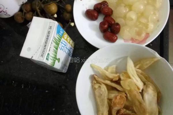 桂圆牛奶炖鱼胶的做法图解1