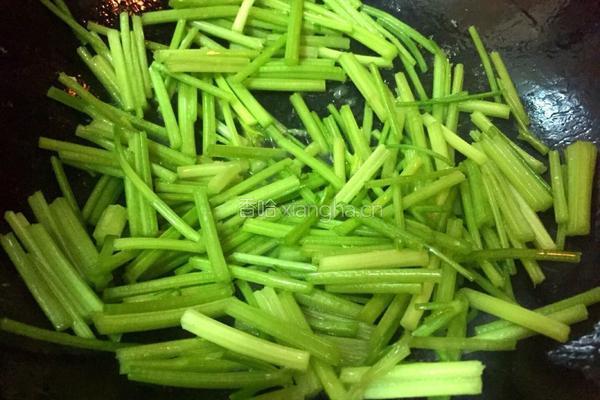 芹菜虾仁的做法图解4
