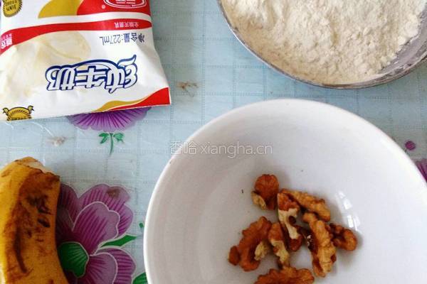 香蕉核桃牛奶松饼的做法图解1