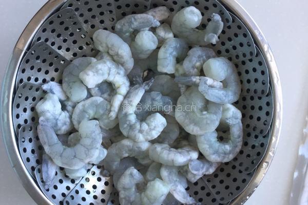 番茄虾仁的做法图解1