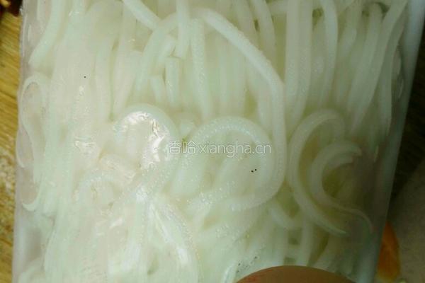 胡萝卜青菜鸡蛋炒粉的做法图解1