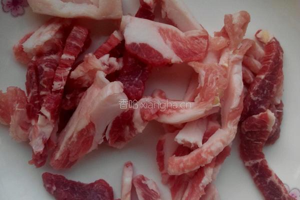 小白菜炒肉的做法图解1