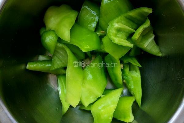 青椒鱿鱼花的做法图解3