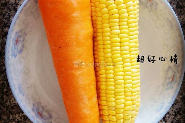 胡萝卜玉米骨头汤的做法图解1