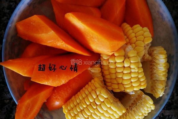 胡萝卜玉米骨头汤的做法图解3