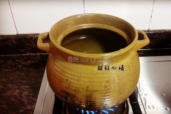 胡萝卜玉米骨头汤的做法图解5