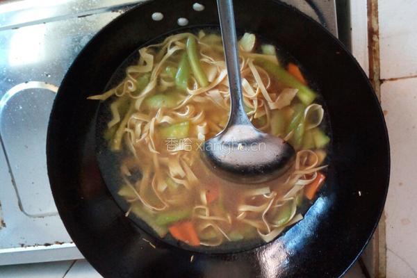 丝瓜豆腐皮鸡蛋面的做法图解6