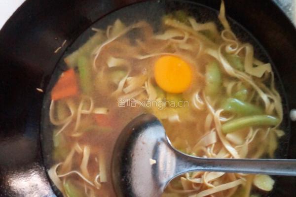 丝瓜豆腐皮鸡蛋面的做法图解7