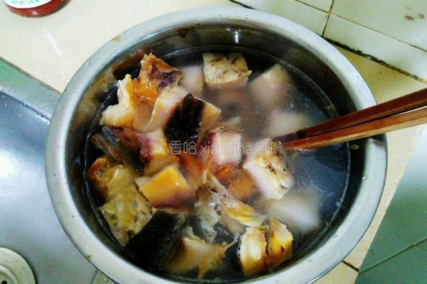 糖醋咸鱼块的做法图解2
