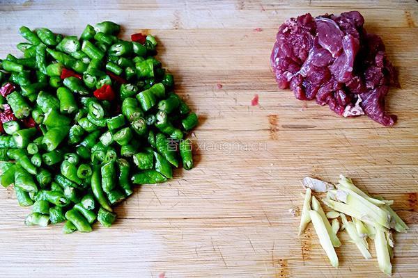 醋溜尖椒牛肉的做法图解1